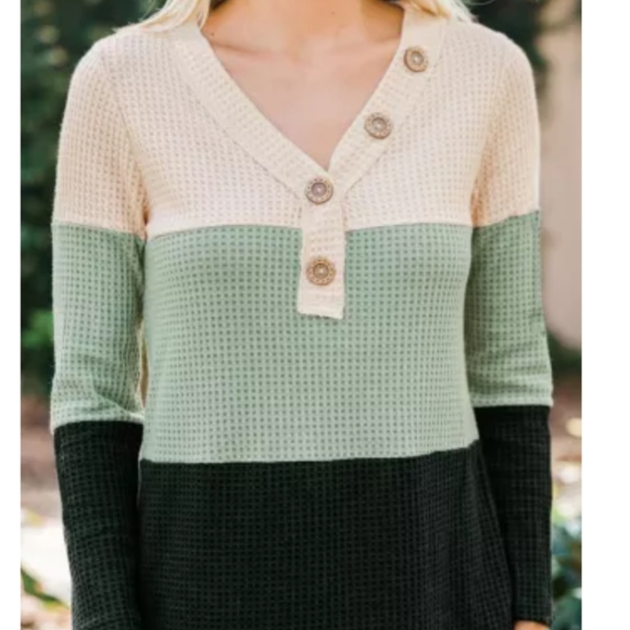 Waffle thermal with button detail / Chic Classic - Picture 4 of 6